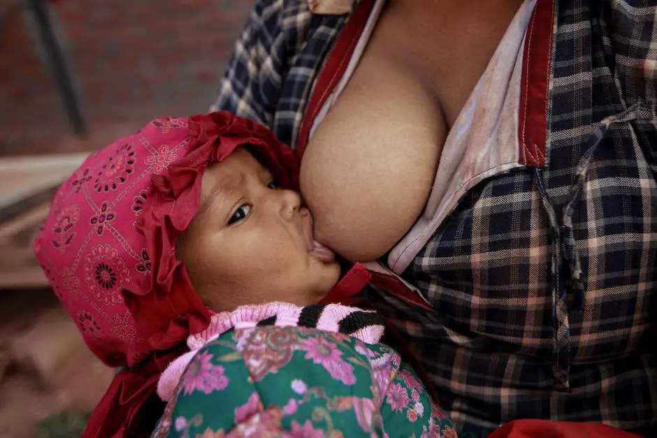 Image description: A mother breastfeeding her baby.