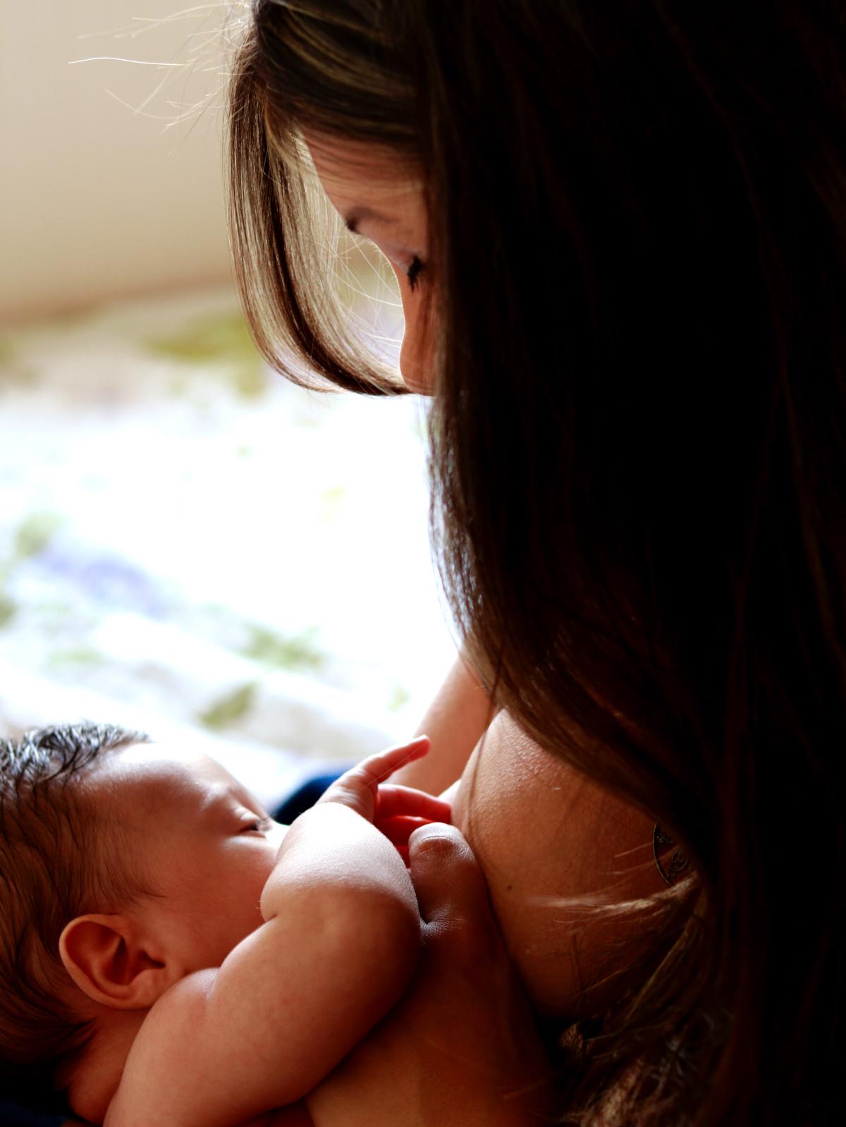 Illustration of different breastfeeding positions, such as cradle hold, cross-cradle hold, football hold, and lying down side-by-side.