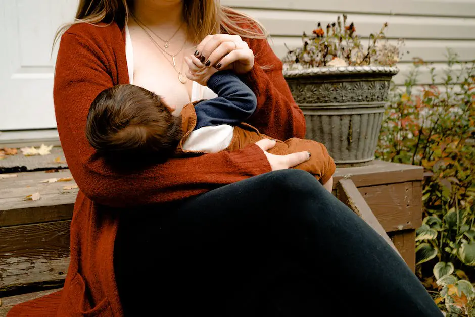 Image of a woman balancing work and breastfeeding, symbolizing the challenges and importance of managing both responsibilities.